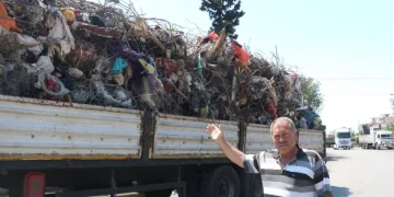 Enkazdan çıkarılan demirler yeniden kazandırılıyor