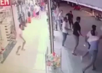 Üzerlerine otomobil süren turiste tabureyle karşılık