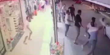 Üzerlerine otomobil süren turiste tabureyle karşılık