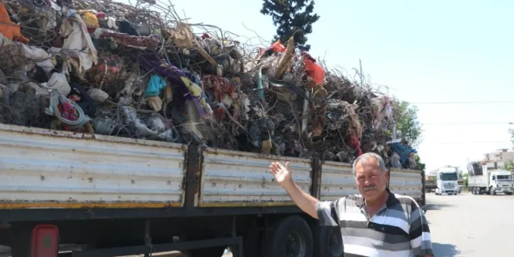 Enkazdan çıkarılan demirler yeniden kazandırılıyor