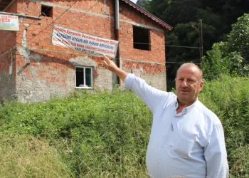Pankartı görenler şaşırıp gülüyorlar