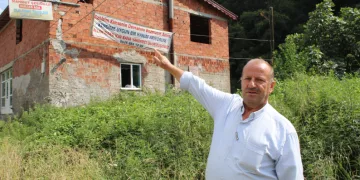 Pankartı görenler şaşırıp gülüyorlar