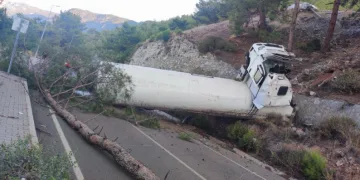 Doğalgaz yüklü tanker uçuruma yuvarlandı
