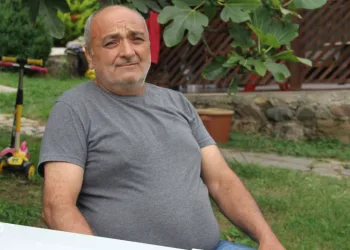 18 yıl boyunca karnında gazlı bezle yaşadı