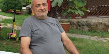 18 yıl boyunca karnında gazlı bezle yaşadı