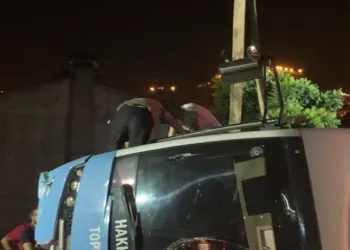 Otobüs elektrik direğine çarptı
