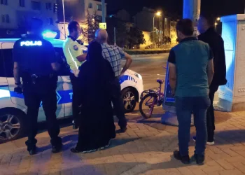 Otomobil bisikletli kız çocuğuna çarptı