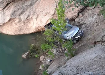 Karaman’da kamyonet Göksu Nehrine uçtu