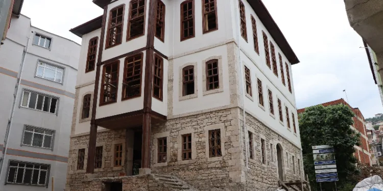Tarihi konak gün yüzüne çıktı