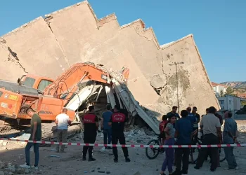 Bina iş makinesinin üzerine çöktü