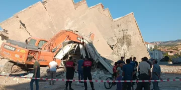 Bina iş makinesinin üzerine çöktü