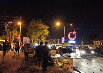 Yalova’da üç otomobil birbirine girdi