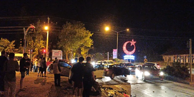 Yalova’da üç otomobil birbirine girdi