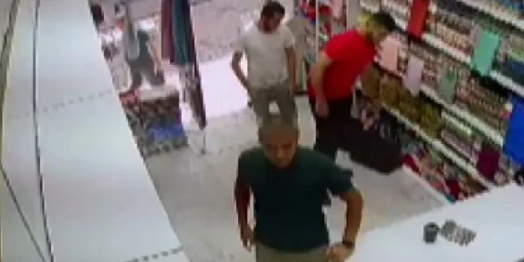 Dükkanı basıp, çalışanı darp ettiler