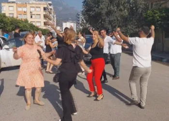 Araçları durdurup, çiftetelli oynadılar