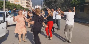 Araçları durdurup, çiftetelli oynadılar