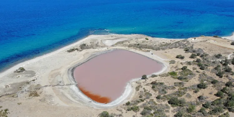 Antik liman, pembe göle dönüştü