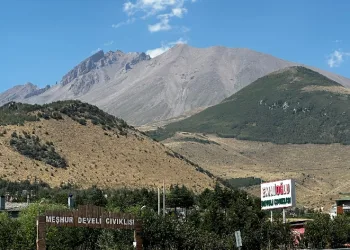 Erciyes’in karı eridi