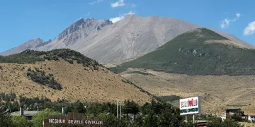 Erciyes’in karı eridi