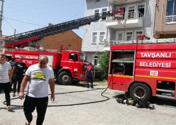 Tavşanlı’da 3 katlı evde yangın