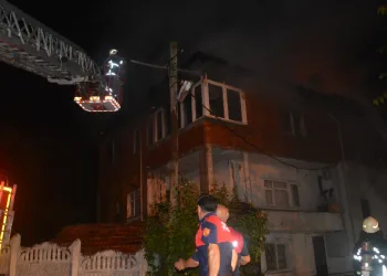 Eşiyle tartışıp evi yaktı