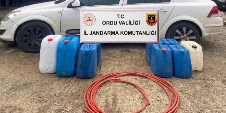 İş makinesinden mazot çekti