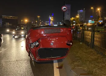 Taksiye çarpan otomobil takla attı