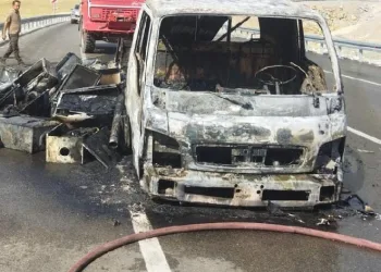 Kombi yüklü kamyon küle döndü