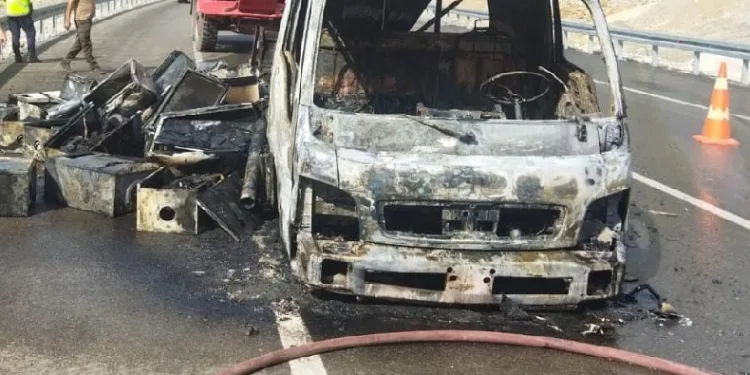Kombi yüklü kamyon küle döndü