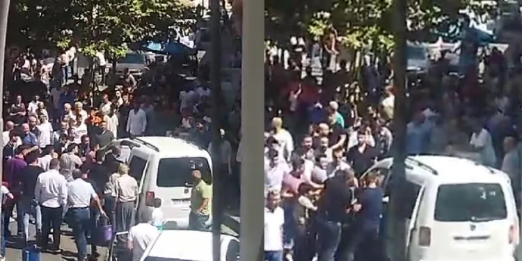 Gözaltına alınırken ailesi polise saldırdı