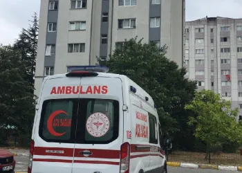 Kız arkadaşını süpürgenin kablosuyla öldürdü