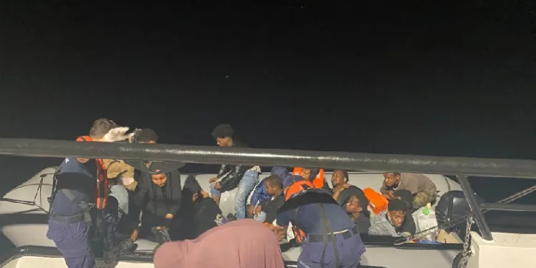 Ayvalık’ta 18 göçmen yakalandı
