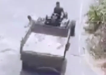 Seyir halindeki traktörün altında kaldı