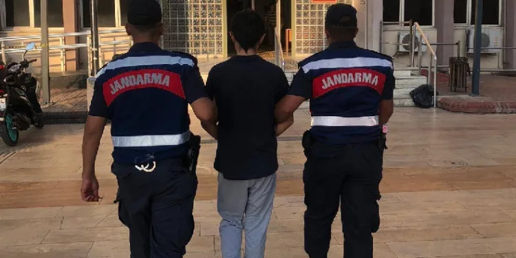 Aranan şahıslar jandarmadan kaçamadı