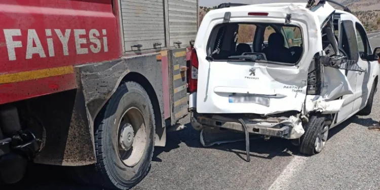 İtfaiye ile hafif ticari çarpıştı