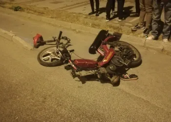Çarpışan iki motosikletten biri parçalandı
