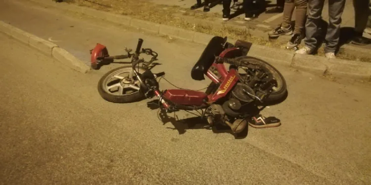 Çarpışan iki motosikletten biri parçalandı