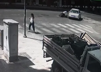 Otomobile çarpan motosikletli ağır yaralandı