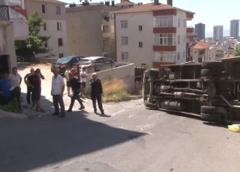 Freni boşalan kamyonet yan attı