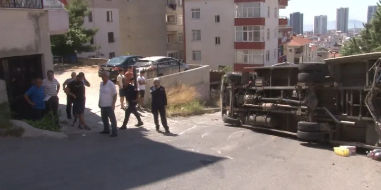 Freni boşalan kamyonet yan attı