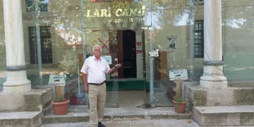 Çaldığı cep telefonunu camiye bıraktı