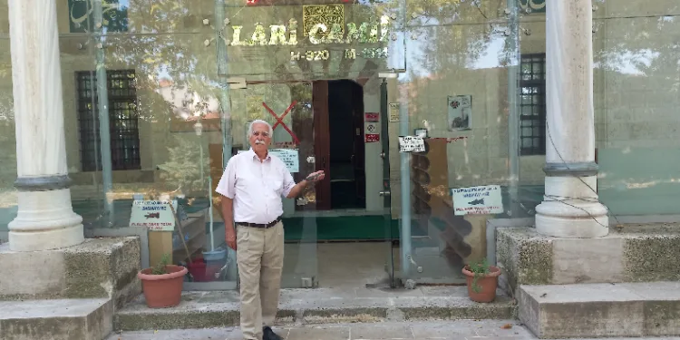 Çaldığı cep telefonunu camiye bıraktı