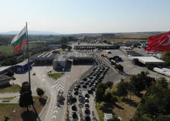Sınır kapılarında uzun araç kuyrukları