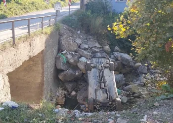 Sinop’ta otomobil dereye uçtu