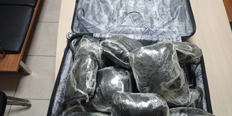 Valizden 10 kilogram uyuşturucu çıktı