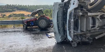 Devrilen kamyon traktöre çarptı