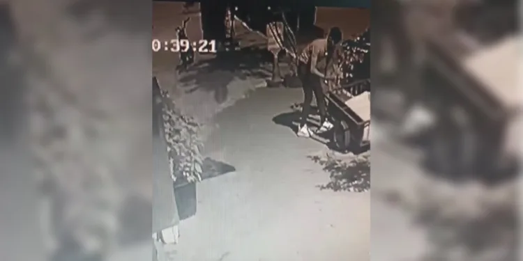Gözüne kestirdiği motosiklet römorkunu çaldı