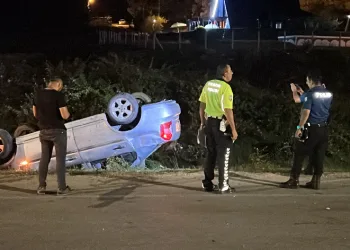 Sinop’ta otomobil takla attı