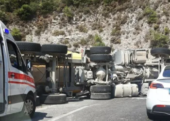 Sakar’da kamyon devrildi
