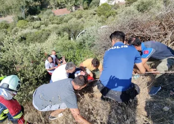 Kuşadası’nda otomobil şarampole yuvarlandı
